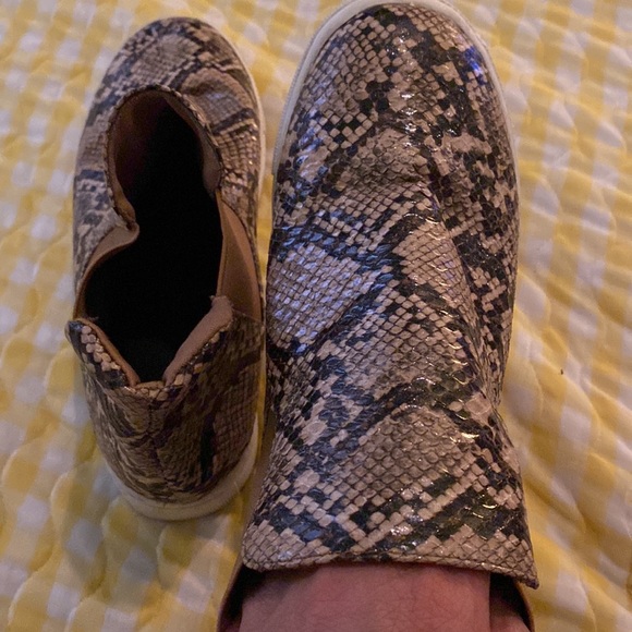 Pre-Owned Women’s Faux Snake-Skin Mid-Calf Boots. Unknown Brand. Size 40. - Picture 10 of 11